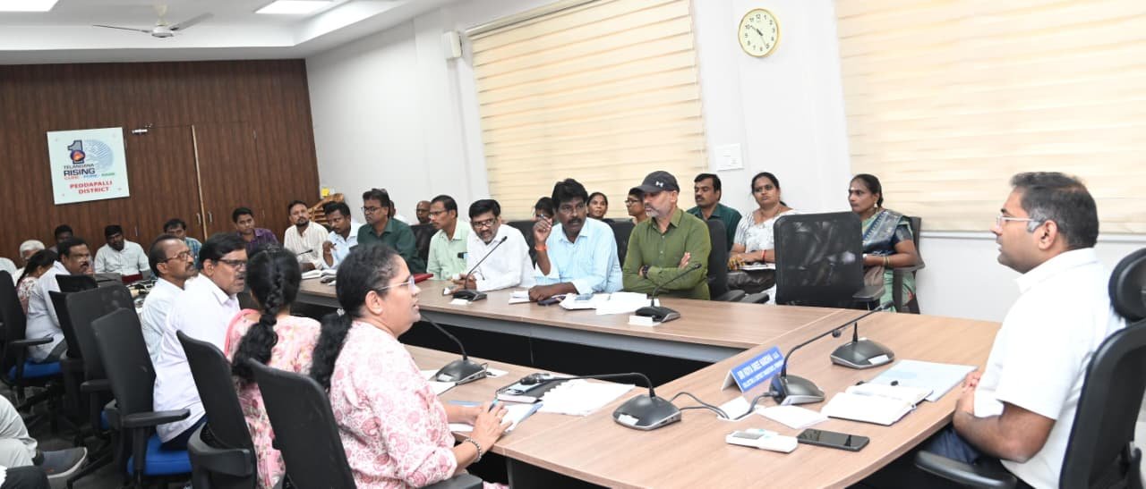 ధాన్యం కోనుగోలు పై సంబంధిత అధికారులతో సమీక్ష నిర్వహించిన  జిల్లా కలెక్టర్